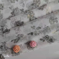 Maillot de bain féerique magnifique en filet multifilament de polyester écologique, extensible, de poids moyen, imprimé roses, ajouré et doré, en stock