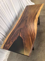 Table de salle à manger en bois massif de style moderne avec bord naturel et résine époxy