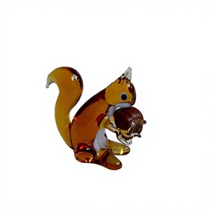 Figurine d'écureuil en verre soufflé ambré fait main, tenant un écorce, ornement animal transparent, décoration - Product Image 1