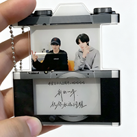 Op maat gemaakte camera-vormige uittrekbare UV-geprinte acryl sleutelhanger met schuifbare fototas, Kpop gratis cadeautjes, sterfans, creatieve celebrity