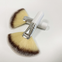 Groothandel Beauty Tool Op Maat Gemaakt Logo Houten Mini Korte Steel Synthetische Pluizige Zachte Gezichts Cosmetische Make-up Kwasten Fan Masker Kwast