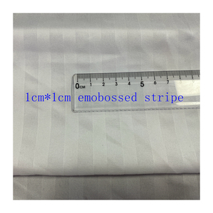 Bán Sỉ Trực Tiếp Nhà Máy Vải Sọc Dập Nổi 95gsm 100% <span class=keywords><strong>Polyester</strong></span> Vải Dải Màu Trắng Quang Học Cho Giường Khách Sạn - Product Image 2