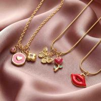 Collier personnalisé en acier inoxydable avec pendentif lèvre rouge émaillé plaqué or, chaîne ajustable, bijoux de mode sur mesure pour la vente en gros
