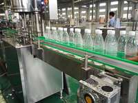 Machine de remplissage et d'embouteillage d'eau en bouteille entièrement automatique Ligne de production d'eau minérale