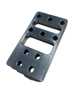 Composants d'usinage CNC de précision Plaque de support avec fentes rectangulaires et trous fraisés à contre-emboutissage Faible MOQ - Product Image 5