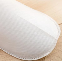 Pantoufles d'hôtel jetables OEM écologiques et économiques en non-tissé blanc avec semelle de 4 mm, logo personnalisé, taille sur mesure pour hôtels et spas