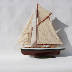 Modelo de Barco de Vela de Madera Hecho a Mano - Clásico Velero Americano con Acabado Pintado, Modelo a Escala de Yate para Decoración del Hogar, Estilo Puritano - Product Image 1