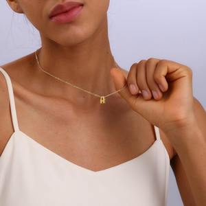 Collana con Ciondolo Alfabeto A-Z Placcato Oro 18k, Gioiello con Iniziale a Forma di Palloncino per Donne - Product Image 2