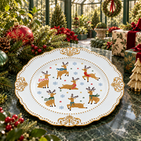 Assiette de présentation en plastique de 13 pouces avec bord doré gaufré et motifs de rennes et flocons de neige imprimés UV pour une décoration élégante de table de banquet de Noël