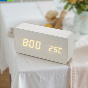 ساعة منبه خشبية ذكية بشاشة LED رقمية، عرض درجة الحرارة بألوان LED متعددة، تعمل بالطاقة عبر USB مع شحن لاسلكي، هدية قابلة للتخصيص - Product Image 2