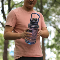 Nouvelle bouteille d'eau Tritan de 1930 ml, sans BPA, avec paille en plastique, verrouillage sportif et poignée portable pour étudiants et camping