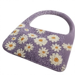 Bolso de mano morado con cuentas para mujer, con diseño floral de margaritas y asa superior en forma de trapezio - Product Image 1