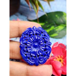 Pierre précieuse en lapis-lazuli sculptée avec un motif floral moghol pour pendentif ou fabrication de bijoux - Élégance éternelle - Collier en pierres précieuses - Product Image 1