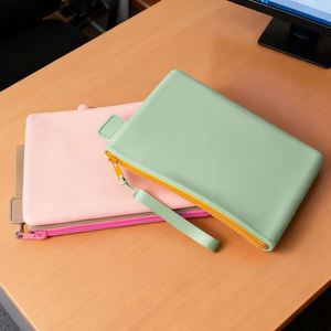 Pochette longue portable en silicone avec fermeture éclair, multi-usages, pour ranger l'argent, les cartes d'identité, les pinceaux de maquillage et les essentiels quotidiens - Product Image 4