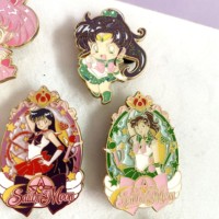 Artesanía de Metal lindo Sailor Moon dibujos animados chica Pin personalizado duro Anime oro esmalte solapa Pin con brillo perla Color