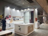 Stand de Exhibición Comercial de Madera con Diseño Personalizado, Espacio para Tienda - Diseño Profesional con Renderizado Virtual en 3D