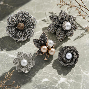 Nouvelle Broche Fleur Creuse en Alliage de Perles et Strass, Style Vintage Minimaliste, Accessoire de Manteau, Fermoir Unisexe pour Cardigan, Tendance - Product Image 1