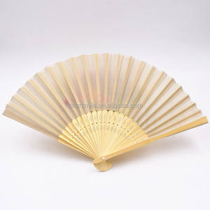 Ventaglio Pieghevole Tradizionale in Bambù Arcobaleno Estivo - Regalo Promozionale Portatile per Matrimoni e Feste - Product Image 6