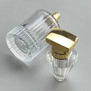 Flacon de parfum carré en alliage de zinc avec pulvérisateur à pompe, design personnalisable et marque personnalisée - Product Image 3