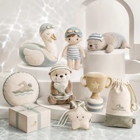 Ensemble de mascottes aquatiques en peluche douces et neutres pour la vente en gros, comprenant un cygne, une loutre et une poupée nageuse, avec un coffret cadeau trophée