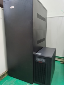 1kva <span class=keywords><strong>UPS</strong></span> インバーター バッテリー 単相 ソーラー 純粋正弦波 オンライン 無停電電源装置 教育監視機器用 - Product Image 4
