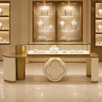 Vitrine à bijoux de luxe en or champagne, présentoir haut de gamme unique en cuir floral, îlot de présentation de diamants sur mesure