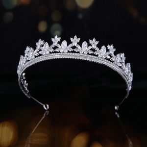 Diadème de mariée artisanal en argent glacé, micro-pavé de zircone cubique taille poire motif flocon de neige, pour femme, pour occasions formelles d'hiver - Product Image 2