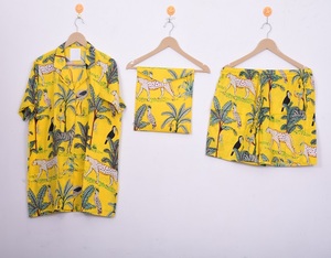 Ensemble de pyjama jaune pour femme imprimé à la main, manches courtes, vêtements de nuit et de détente, ensemble court boutonné - Product Image 1