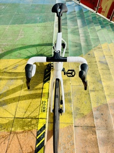 Bicicleta de Carreras Aerodinámica de Carbono T800 con <span class=keywords><strong>Pedales</strong></span> Shi Mano Di2 Ordinarios, 7.6 kg, Ligera, Rendimiento de Alto Nivel para Ciclistas Profesionales - Product Image 5