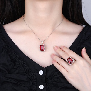 Collier Vintage Éco-responsable en Cuivre Plaqué Or avec Zircon Cubique Rouge 12x16mm Sertissage Griffe pour Mariage et Fête - Product Image 2