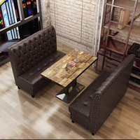 Ensemble personnalisé de table et chaises en cuir pour bar, avec banquette en cuir Lutin, idéal pour bar à cocktails, bar à repas ou bar de pub.
