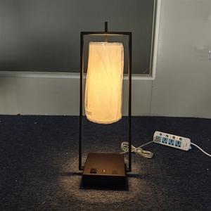 Lampe d'hôtel personnalisée, suite king-size contemporaine à deux chambres chez Candlewood Suites, lampes de bureau à abat-jour en tissu avec alimentation secteur - Product Image 3