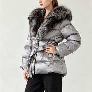 Nuovo <span class=keywords><strong>Cappotto</strong></span> in <span class=keywords><strong>Pelliccia</strong></span> di Procione Tyan con Grande Colletto, <span class=keywords><strong>Grigio</strong></span>, Imbottito in Piuma, Lunghezza Media, Vestibilità Ampia, Alta Qualità - Product Image 2