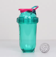 Bouteille shaker de sport portable en plastique écologique de 500 ml avec mesure et agitateur pour protéines et eau