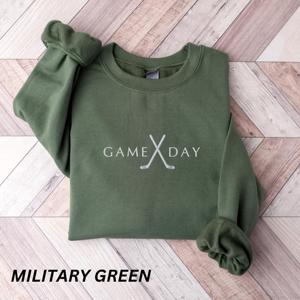 Sudadera Bordada de Hockey para Mamá de Jugador, Ropa para el Día del Partido, Sudadera con Cuello Redondo - Product Image 1