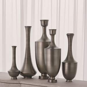 Florero de Calidad Garantizada con Acabado Metálico de Diseño Moderno, Hecho a Mano, para Decoración - Product Image 1