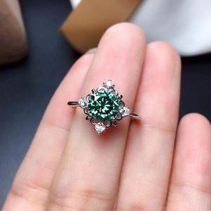 Anello in cristallo verde smeraldo per donna, tono argento, accessori minimalisti ed eleganti da indossare ogni giorno - Product Image 3