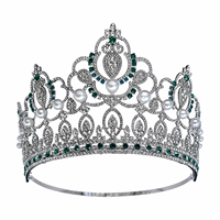 Couronne de Reine en Alliage Argenté avec Strass, Filigrane, Perles et Émeraudes – Diadème de Cérémonie pour Femme, Idéal pour Concours de Beauté