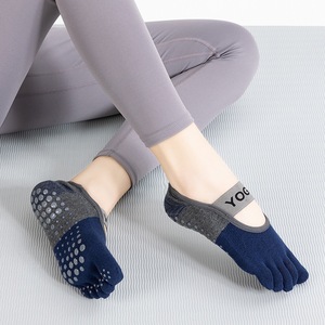 Chaussettes de yoga professionnelles à cinq doigts avec logo personnalisé Chaussettes athlétiques de couleur unie antidérapantes avec fond de position de logo pour la saison de printemps - Product Image 4