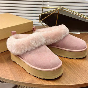 Chaussons d'intérieur à semelle épaisse de marque personnalisée Uggs, confortables, chauds, luxueux, design doux pour femmes - Product Image 1