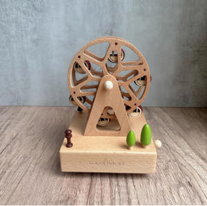 Boîte à musique en bois élégante avec design de carrousel de château de train de Noël <span class=keywords><strong>dans</strong></span> le ciel, cadeau d'anniversaire pour petit ami petite amie - Product Image 2