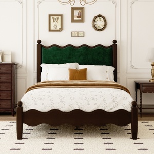 Lit double classique en bois massif de style <span class=keywords><strong>campagne</strong></span> française avec tête de lit en velours vert ondulé, <span class=keywords><strong>chic</strong></span> rétro et confortable pour suite parentale - Product Image 1