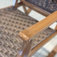 Fauteuil à bascule d'extérieur avec siège tressé, dossier haut et repose-pieds pour terrasse
