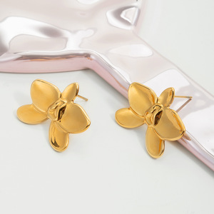 Pendientes de orquídea con forma de flor de acero inoxidable chapado en oro de 18 quilates para mujer, joyería fina para uso diario - Product Image 4