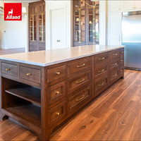Ensemble de cuisine moderne haut de gamme personnalisé Alland, en bois massif écoresponsable, teinté en chêne, avec marbre brun foncé et noir