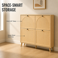 Mueble zapatero de entrada vertical de roble blanco con paneles acanalados únicos, delgado, semicircular y con tapa abatible.