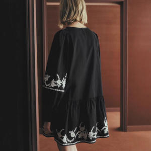 Robe mi-longue noire à col rond et manches bouffantes brodée, style français, nouvelle collection printemps 2026, lavable, coupe ample et flatteuse - Product Image 4