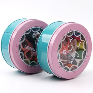 Mini kit de couture en boîte métallique ronde avec fils, ciseaux, aiguilles et ruban adhésif pour la maison, le point de croix et l'utilisation scolaire - Product Image 4