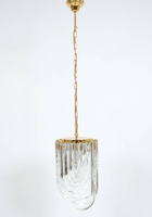 Suspension moderne en laiton et verre incurvé de petite taille en verre de Murano pour le salon, la chambre et la salle à manger.