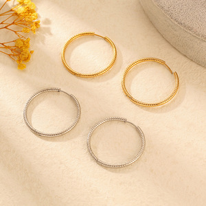 Boucles d'oreilles créoles en acier inoxydable plaqué or 18 carats pour femmes |   Boucles d'oreilles Huggie texturées tendance |   Hypoallergénique, ne se décolore pas |   37 mm x 2 - Product Image 1
